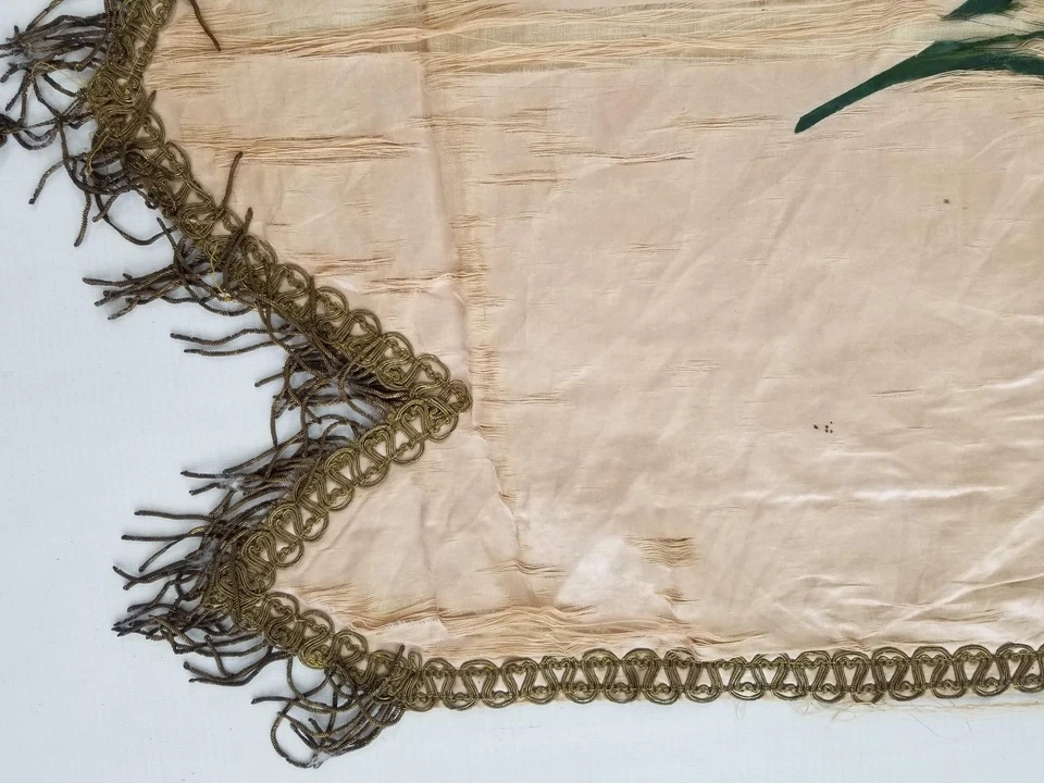 Antigua pancarta floral francesa pintada a mano de seda con encaje metálico 72x51 cm Foto 2 de 4