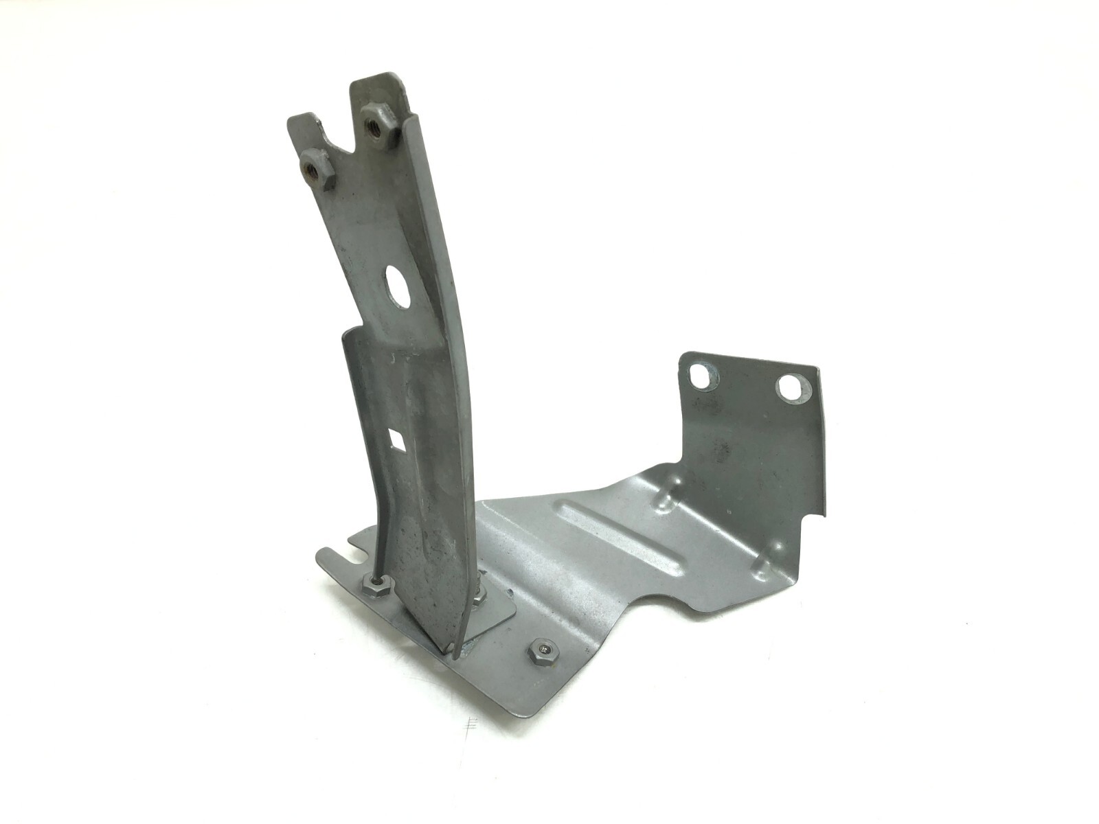 2014-2019 MASERATI GHIBLI RIGHT PASSENGER FRONT FENDER BRACKET OEM.