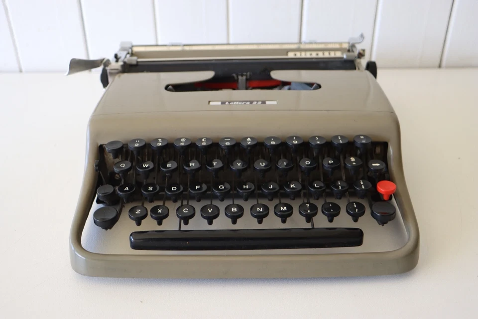 Excellent Condition - OLIVETTI Lettera 22 Portable Typewriter + Original Case - Image 3 of 4