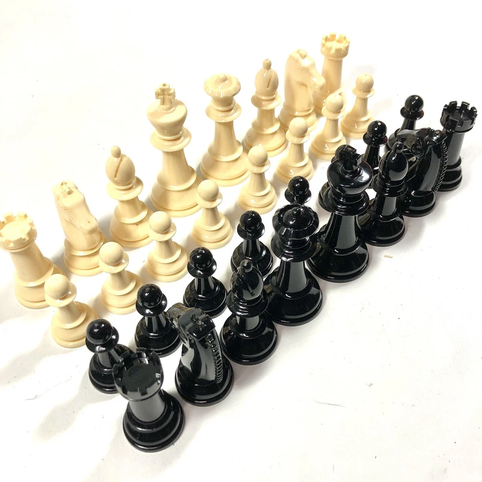 Juego de ajedrez de plástico Halsam 32 piezas para hombre n.º 421 Playskool Manufacturing Co. EC Foto 2 de 4