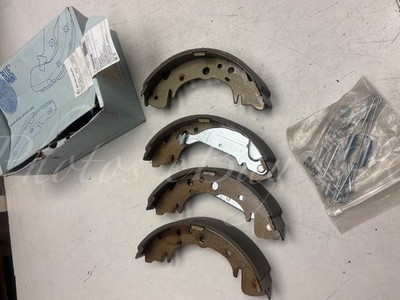Set Of 4 Rear Brake Shoes Hyundai Santa FE (2000-2006) Kia Carnival II