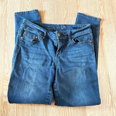 Seven7 Women skinny jeans size 8Fancy back pocket design