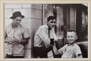 Steve Schapiro. Boy with Pepsi Arkansas 1961. Photoprint BàT