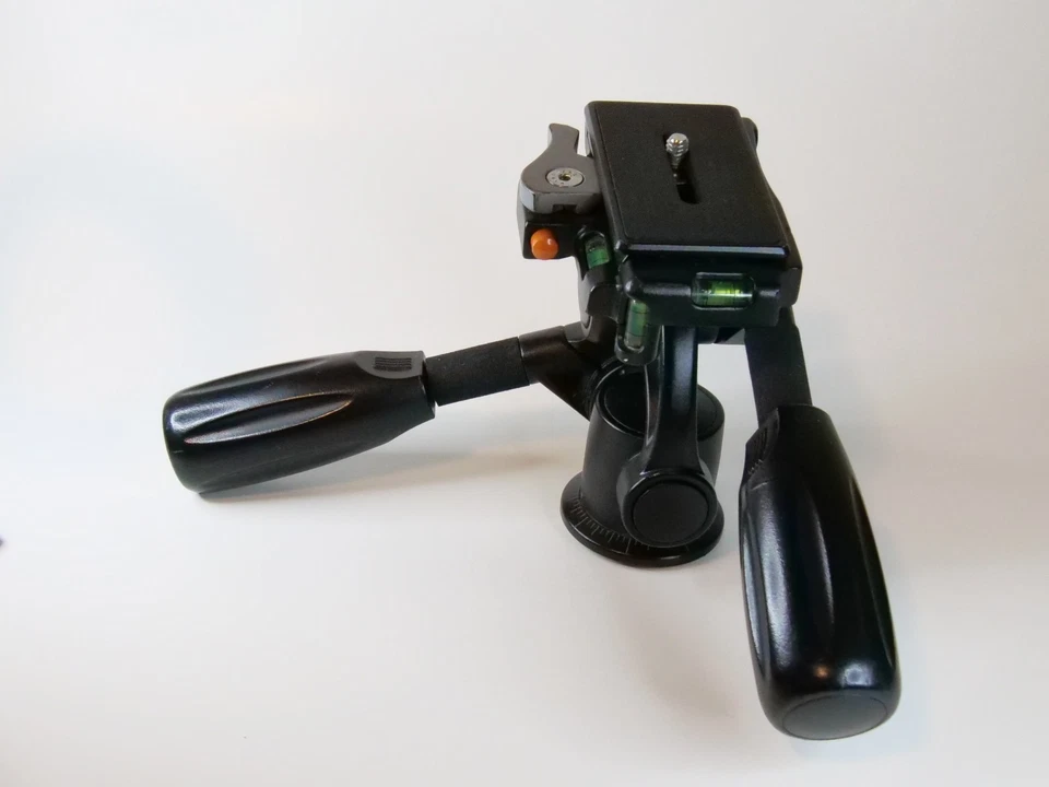 Vanguard PH32 pan & tilt head c/w 3 QR plates - Image 4 of 4