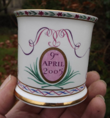 Weiße Tasse Hochzeit von König Charles & Camilla Royal Collection korrektes Datum 2005