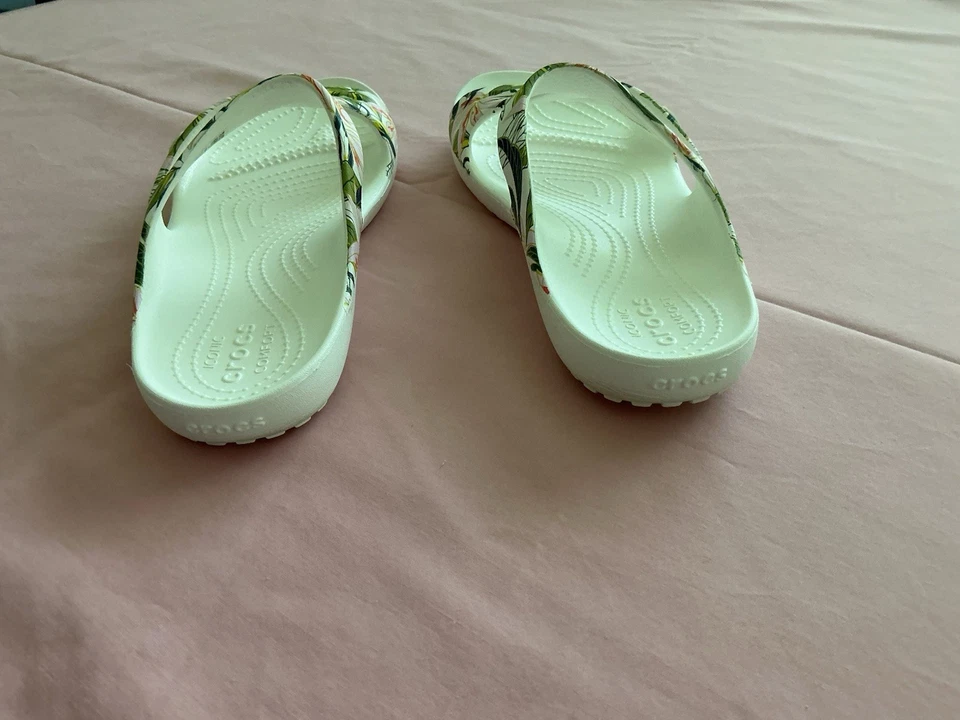 Vera Bradley Crocs Kadeel Sandálias Floresta Tropical Limitada Tamanho W9 Novo Sem Caixa (B) - Imagem 4 de 4