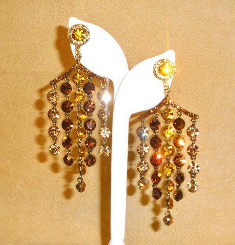 Runway oder Drag Chandelier Ohrringe mit klaren, goldenen & Bronze Strasssteinen - Bild 2 von 3