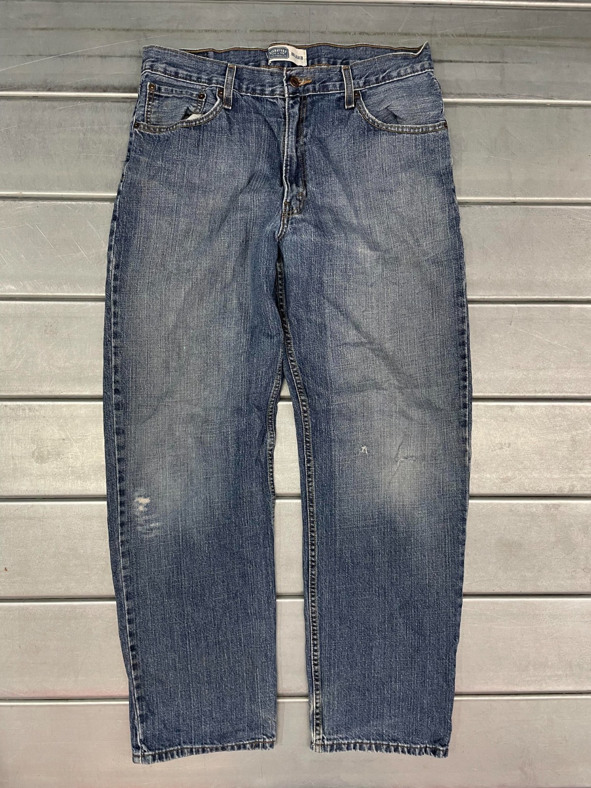 Signature Levis Jeans  Mens 34X32 Blue Medium Wash Denim Relaxed Straight Leg
