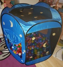 Ładny namiot do zabawy dla dzieci, świecący w ciemności, z kilkoma setkami piłek