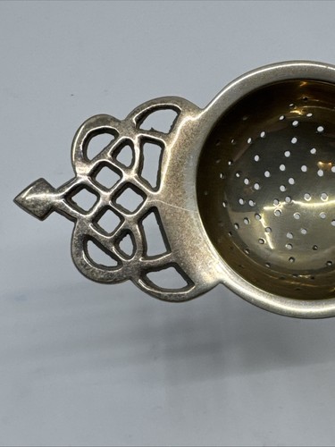 Colino da tè vintage sopra la tazza - Foto 5 di 5