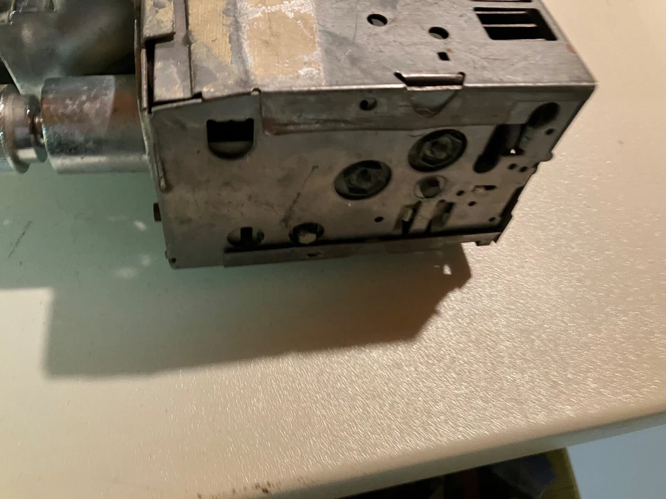 1967 Impala radio. Part number 986846.DELCO AM PUSH BUTTON RADIO - Image 4 of 4