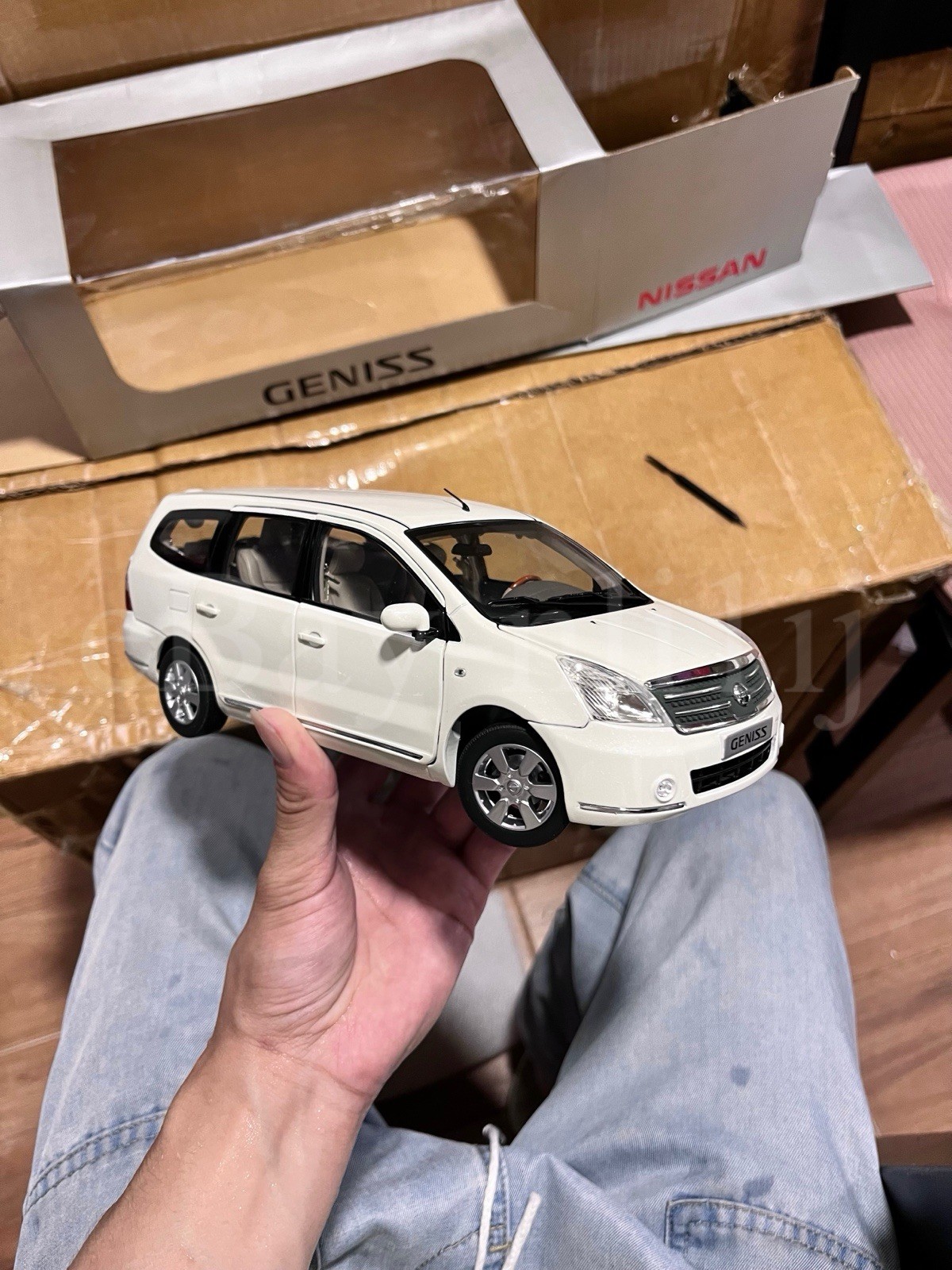 1:18 Scale 2006~2013 Nissan Grand Livina Geniss White Minivan Diecast Model Car
