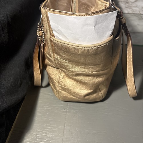Borsa Coach Signature C tote bag oro metallizzato con cartellino da appendere borsa a tracolla in pelle - Foto 5 di 14
