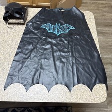 DC Comics Batman Capa y Máscara Disfraz Niños Máscara Negra Talla 5.25”W Capa 23.5”L Usado en Excelente Condición