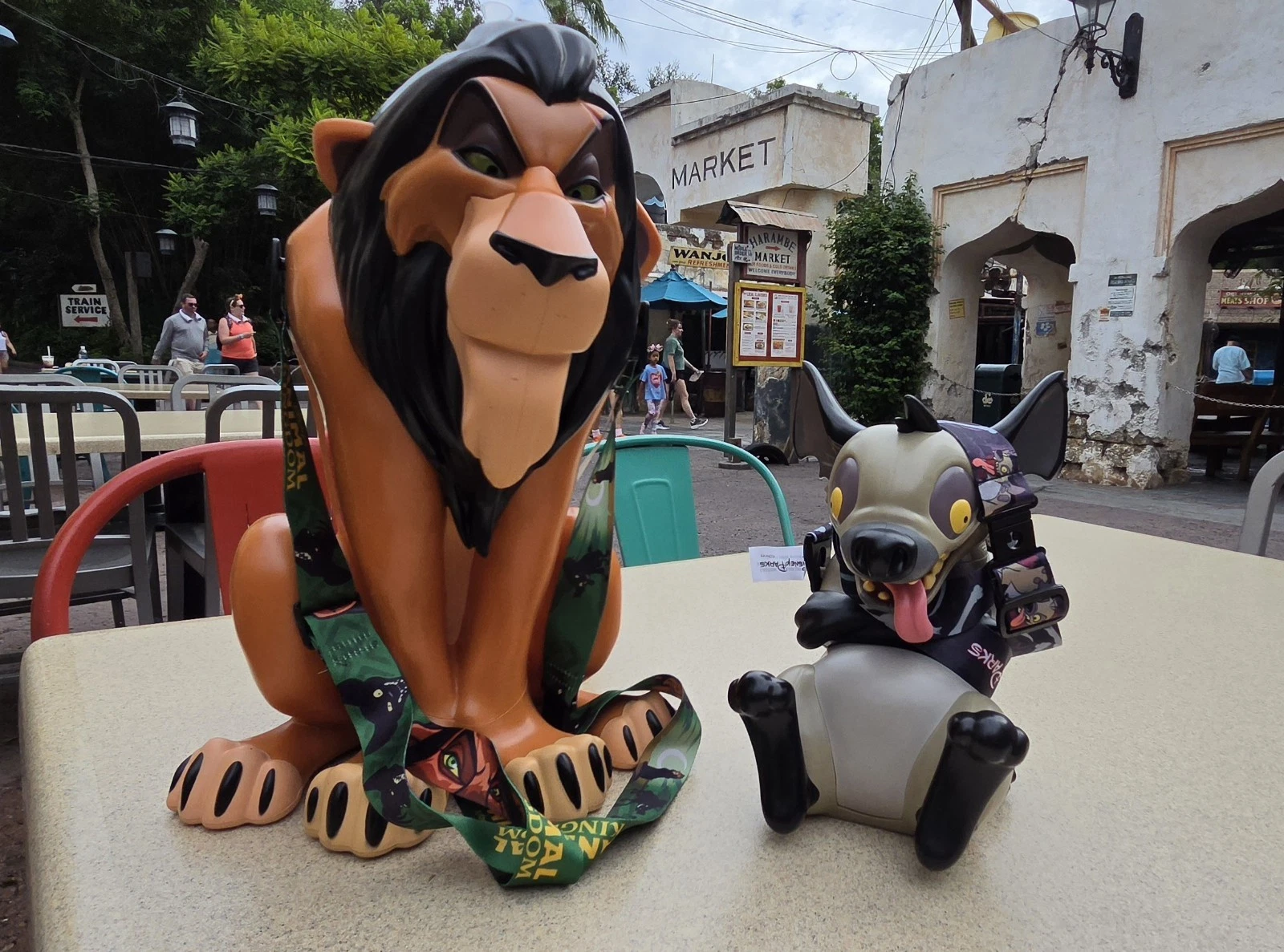 Disney Parks 2025: Cubo de palomitas de Scar (El Rey León) y vaso con pajita de Ed (hiena) – NUEVO