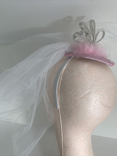 Bridal Birdcage Netting Veil & Pink Feathers Fascinator Satin By Costumes USA - Picture 3 of 5