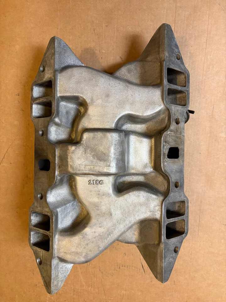 Pieza de colector de admisión MOPAR Edelbrock Performer 383 # 2186 - Dodge / 400 Foto 4 de 4
