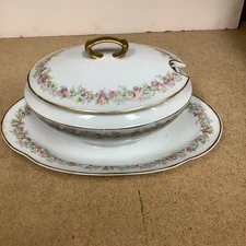 Tressemann & Vogt (T&V) Limoges 5855 Covered Gravy Boat with Attached Underplate
