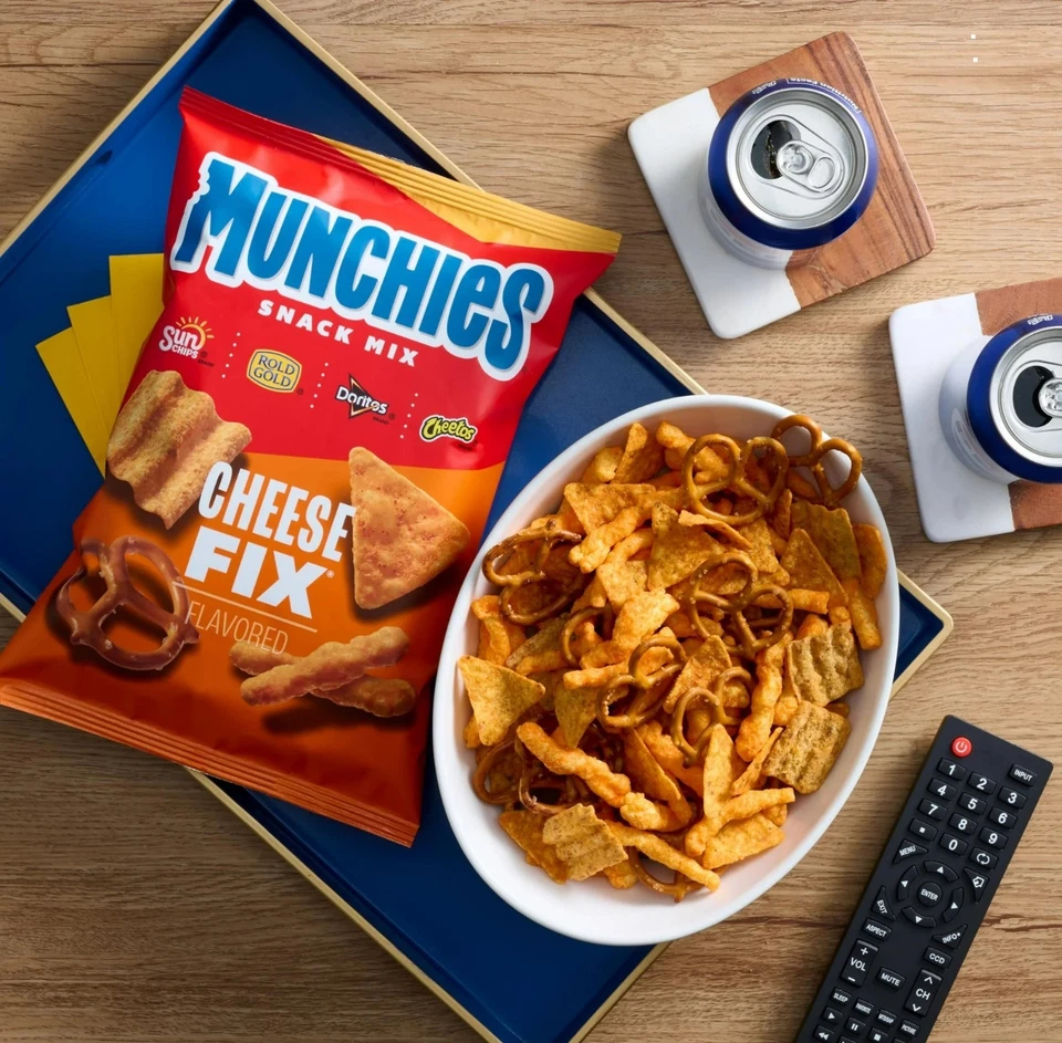 Mezcla de bocadillos Munchies Cheese Fix tamaño fiesta - bolsa de 13 oz Foto 2 de 4