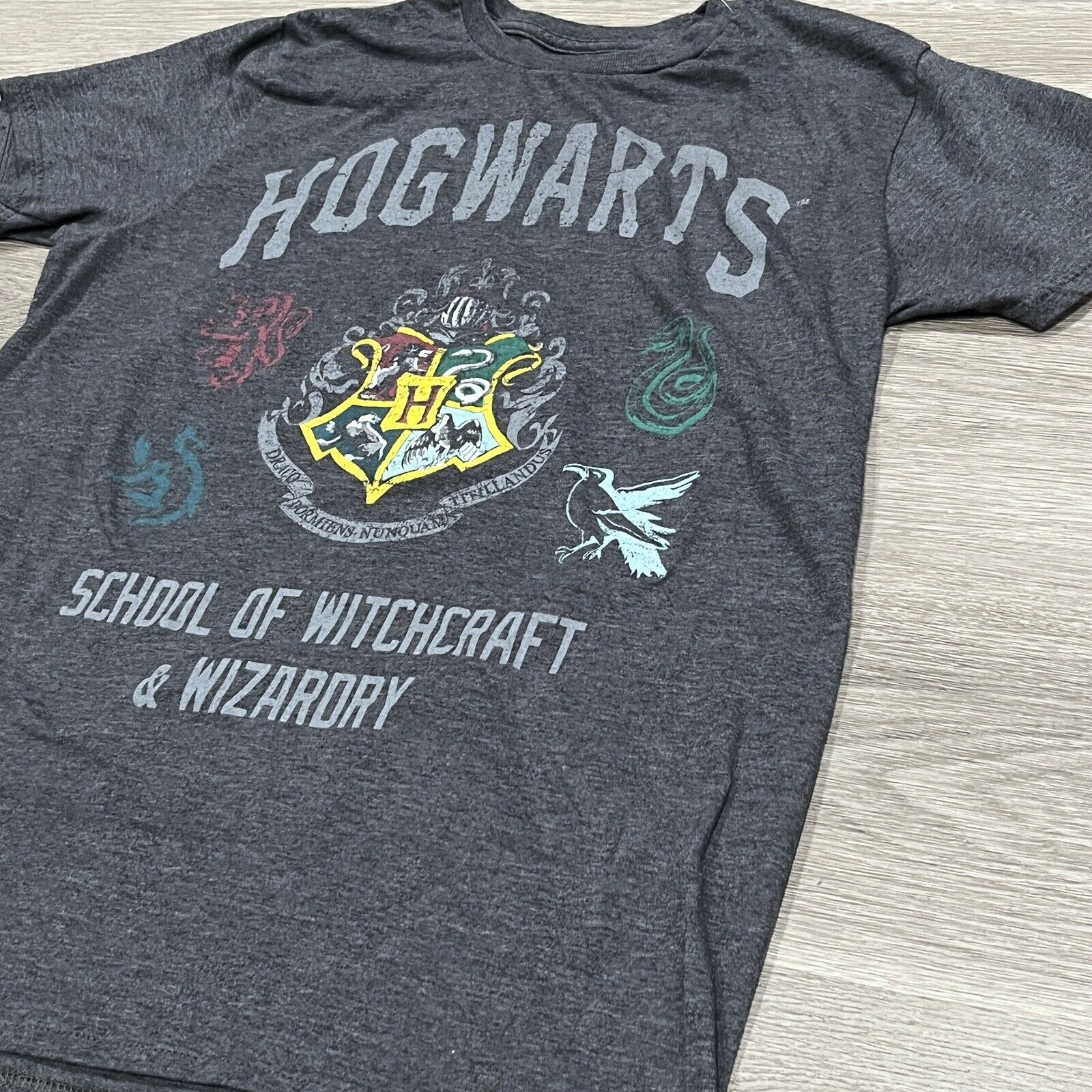 Harry Potter Womens T Shirt Medium M Hogwarts Logo Gray Short Sleeve | eBay