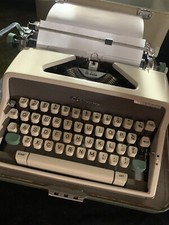 OLYMPIA DE LUXE MANUAL TYPEWRITER w/CASE West Germany. Works thumbnail