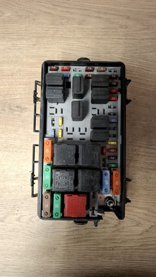 Opel Corsa D Fuse Box (13217394)