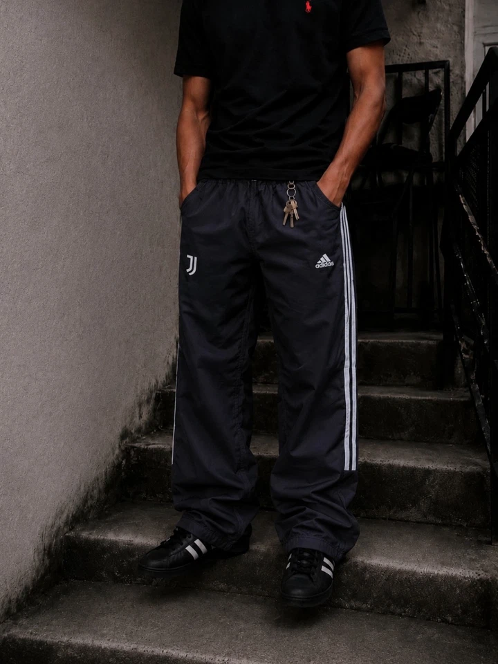 🔥 Juventus x Adidas Trackpants Trainingshose Schwarz Gr. M Neu - Bild 1 von 4