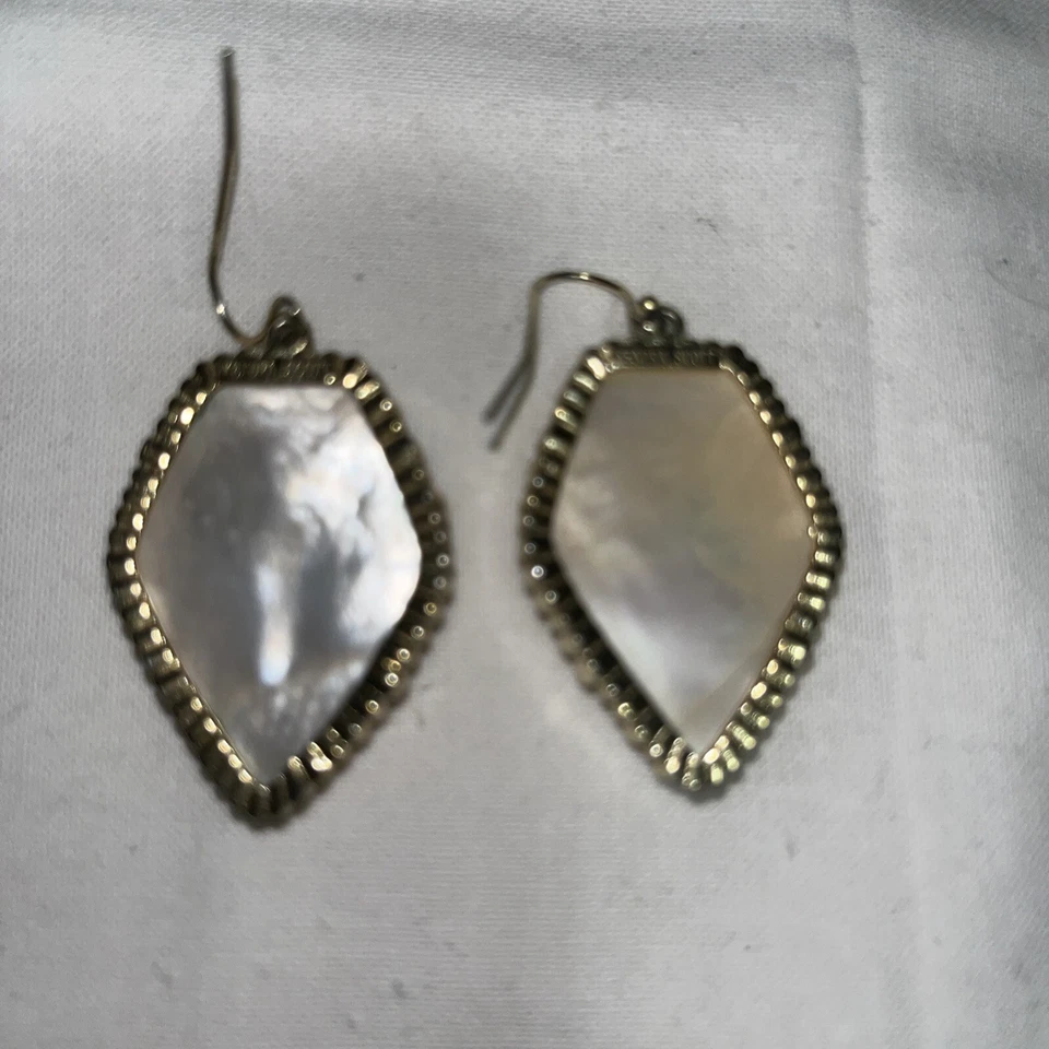 Pendientes colgantes Kendra Scott madreperla tono oro Corley Foto 4 de 4