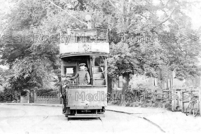 Ezz-73 St Helens Road mit Straßenbahn, Pennington, Leigh, Lancashire. Foto