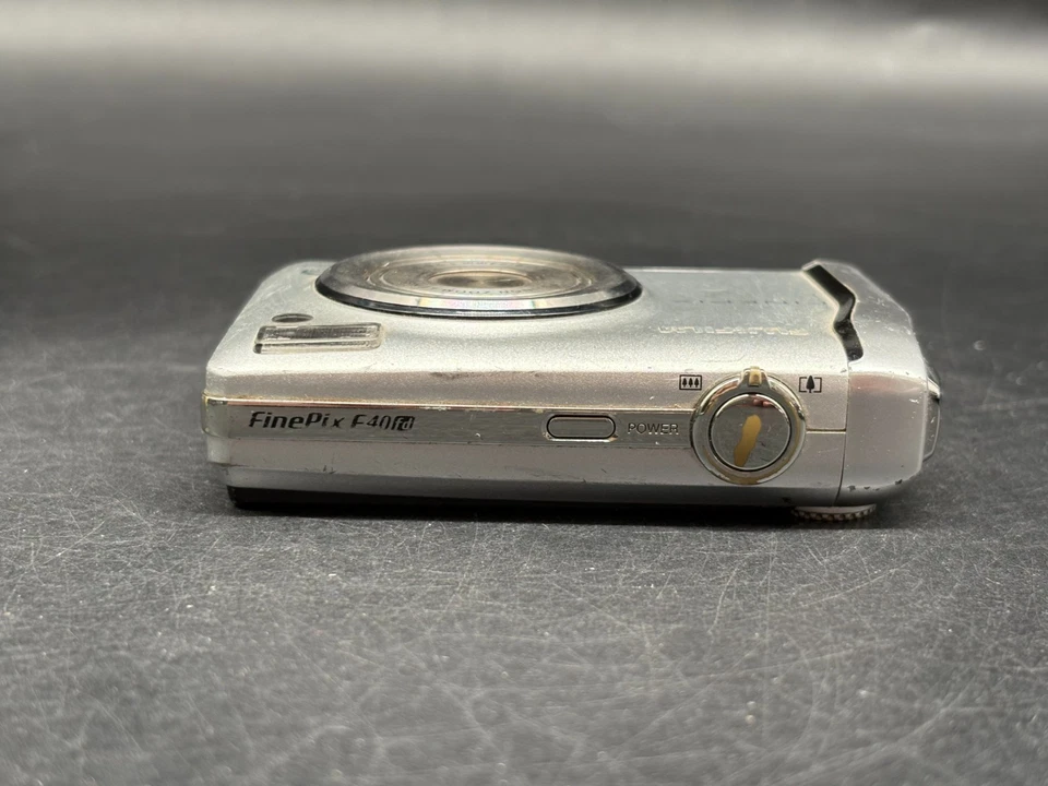 Fujifilm FinePix F40fd Digitalkamera Silber 8,3MP Super CCD Kompakt Vintage - Bild 3 von 4