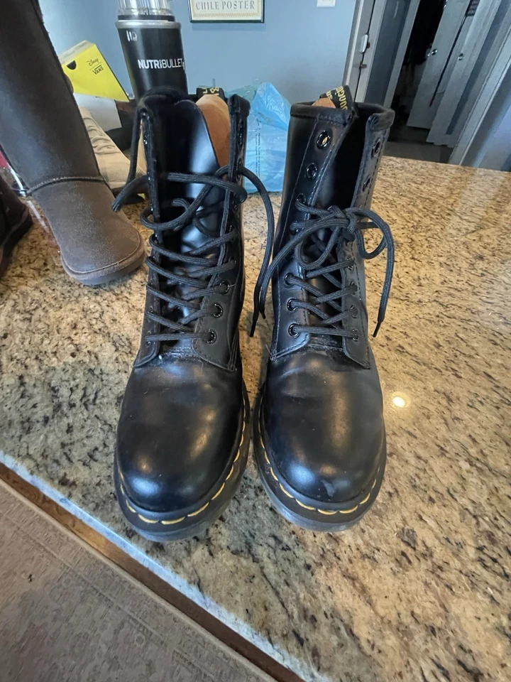 Botas con cordones Dr. Martens 1460 cuero liso negro.  Mujer US Talla 8 Foto 4 de 4
