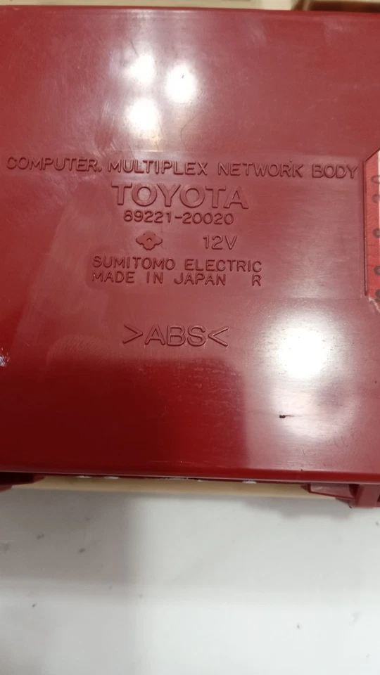 Conjunto de relé de caja de fusibles Toyota Celica 2001 89221-20020 transmisión manual OEM Foto 3 de 4