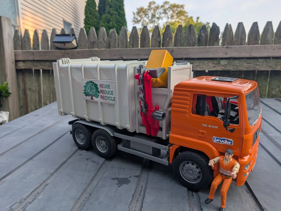 Bruder Toys 1:16 Scale MAN TGA Side Loading Garbage Truck EUC, & Tow Truck - Image 4 of 4