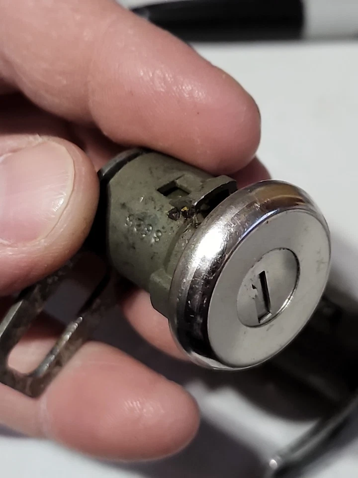 Chevrolet Oldsmobile Pontiac 1960-1969 juego de cilindros de cerradura de puerta con 2 llaves nuevo de lote original GM Foto 3 de 4