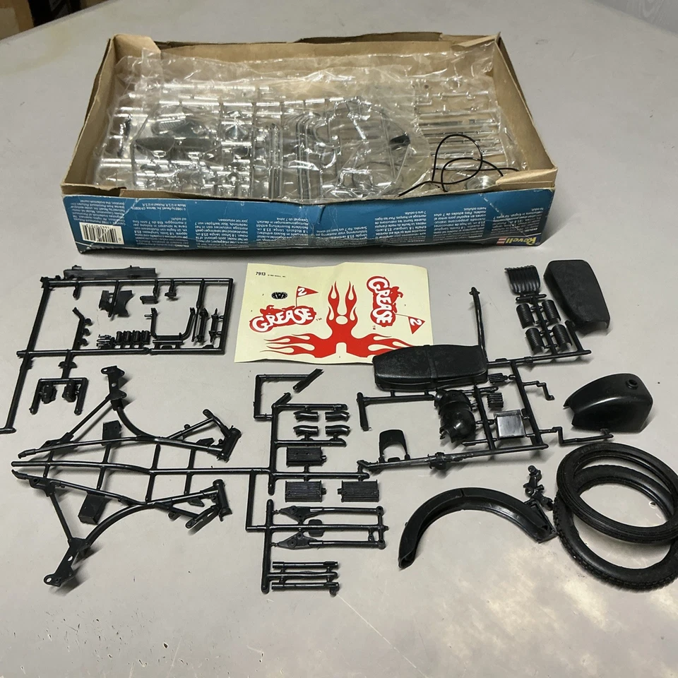 REVELL HONDA COOL RIDER GRASE 2 - Kit Da Montare 1/8 Collezione Modellino - Immagine 2 di 3