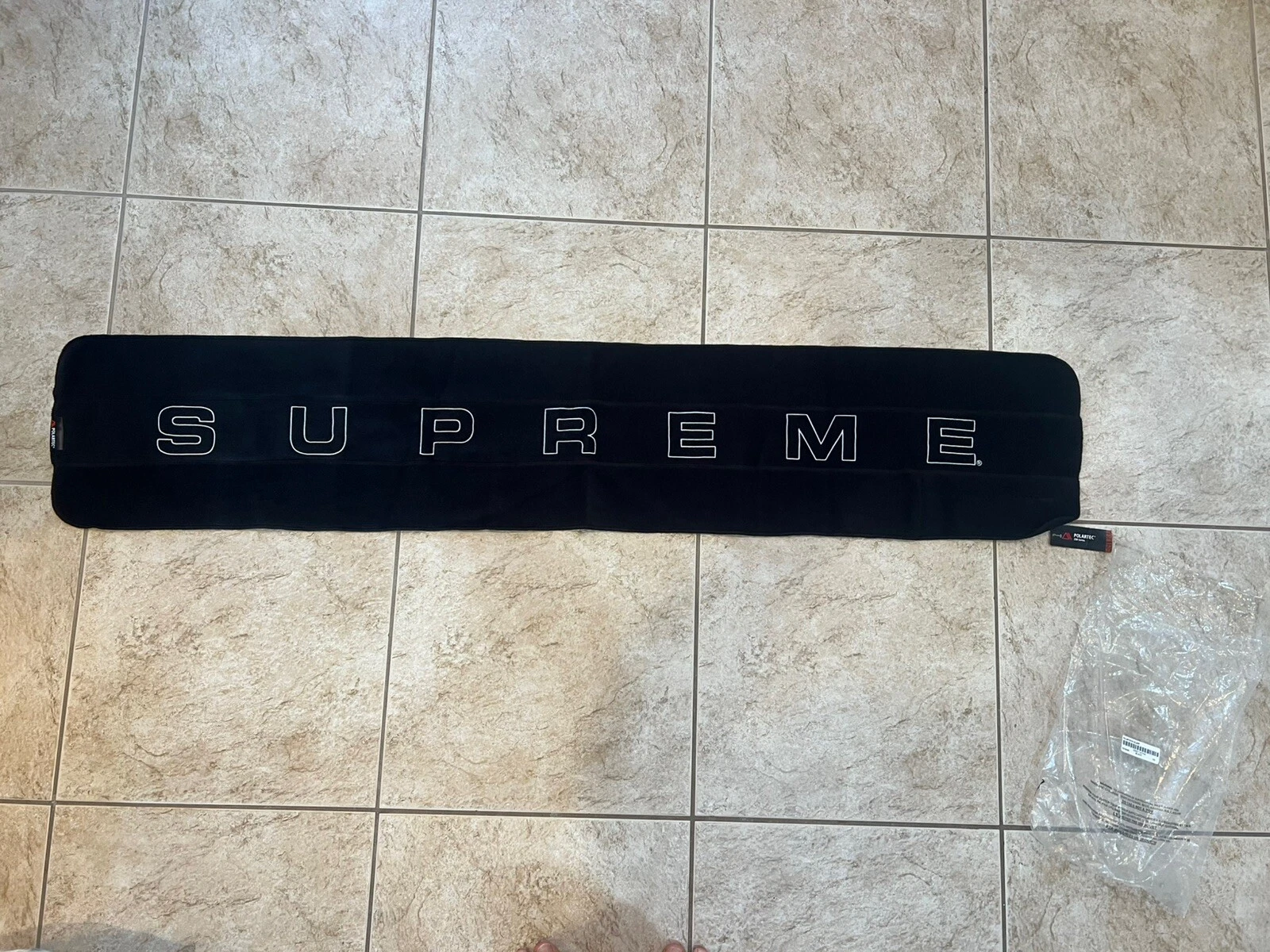 Foulard Supreme FW18 Polartec noir EN MAIN 100% authentique neuf DS rare