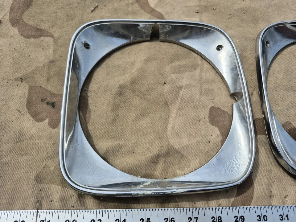 Chevrolet Chevelle 1971 par de biseles de faros 3982451 3982452 OEM original Foto 2 de 4