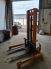 2.5m 1000kg Manual Straddle Stacker truck. Yellow