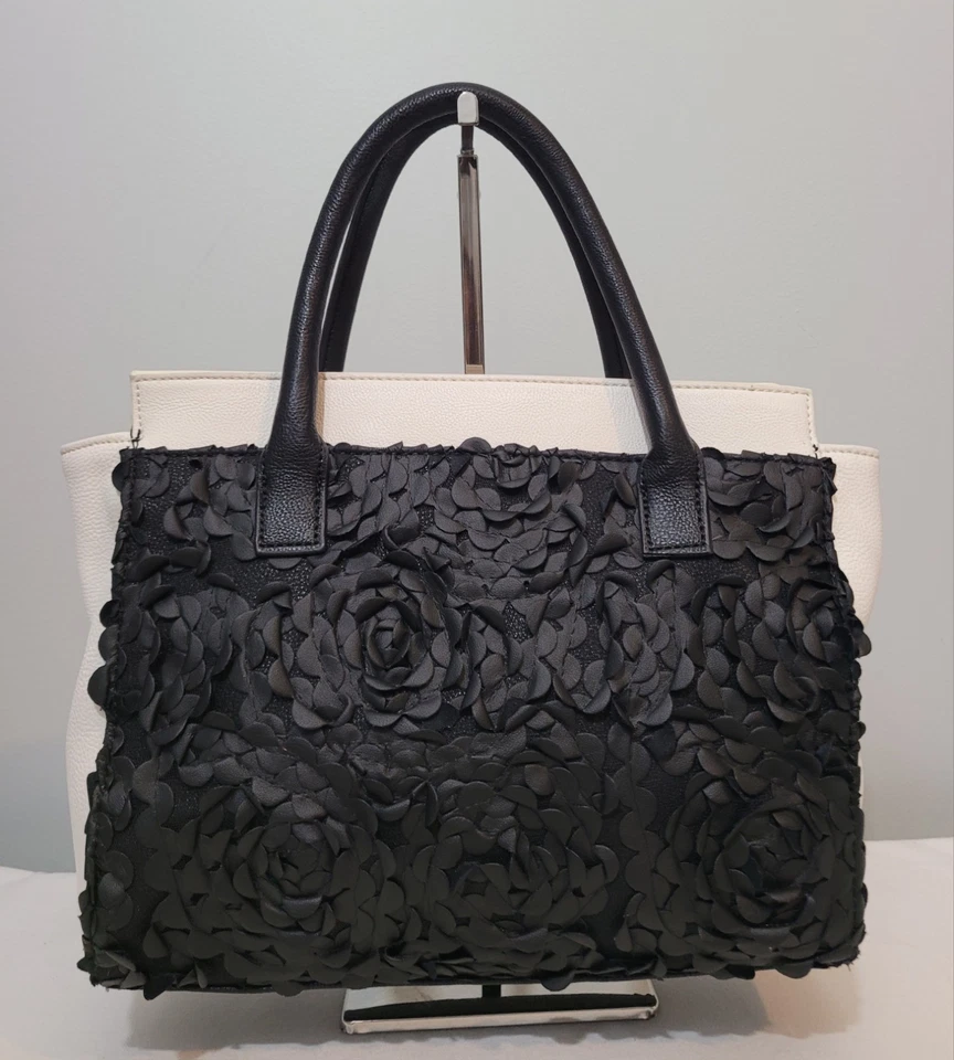 Сумка через плечо Betsey Johnson с цветочным рисунком с оборками и бантом черная белая искусственная кожа - Изображение 4 из 4