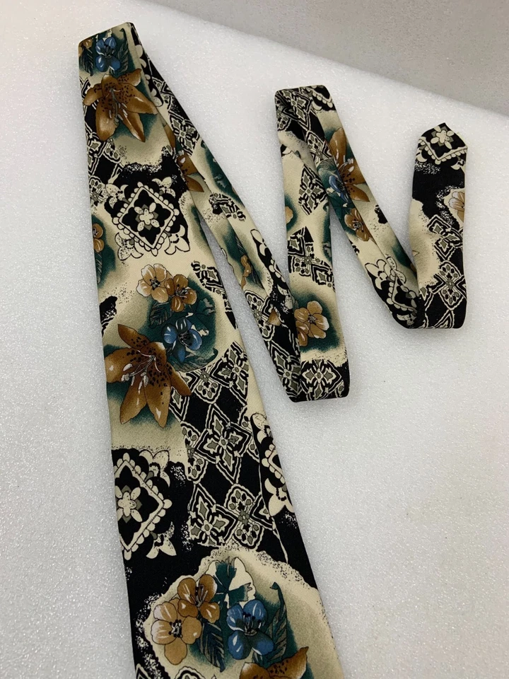 Corbata de seda Platinum Studio para hombre con patrón floral usada Foto 3 de 4