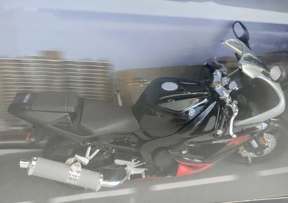 Novo - NewRay Road Rider Collection 1:12 Die-Cast Metal Yamaha Preto/Vermelho YZF-R1 - Imagem 4 de 4