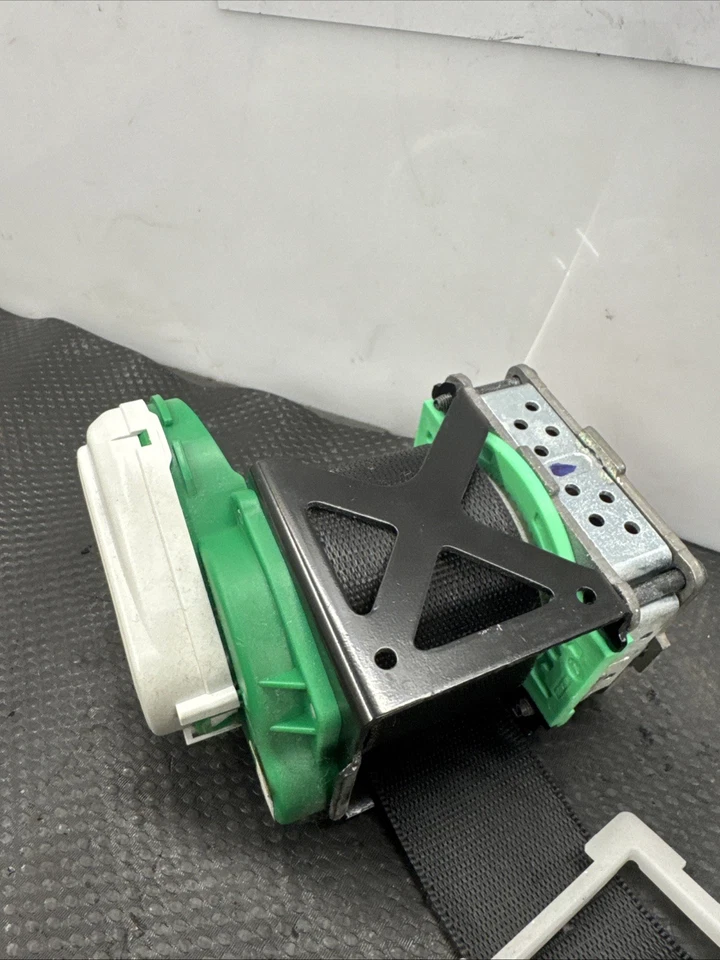 Mercedes Benz W209 CLK Seat Belt Front Left Or Right A2098602585 - Image 4 of 4