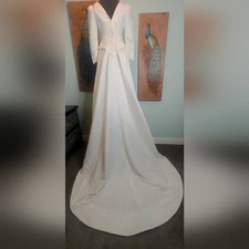 LONG SLEEVED WEDDING DRESS WITH TRAIN
