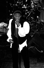 ¡Músico Raphael Saadiq de Tony! Toni! Tono! actúa en el Cabar - Foto antigua 3