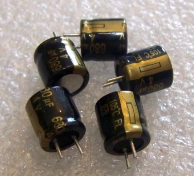 PANASONIC MATSUSHITA 2 pezzi Condensatore 680UF 4V 105°C PANASONIC FL Motherboard LOW ESR 8 X 8mm