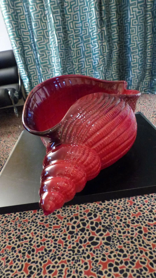 Grandiose Muschel, „Marina“ als Keramik Blumenübertopf, in intensiver roter Glas - Bild 4 von 4