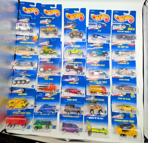 LOT OF 30 VINTAGE 1991 HOT WHEELS COLLECTOR NUMBER BLUE/WHITE CARD SERIES