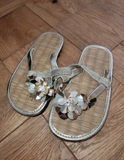New Girls Kids Pretty Monsoon Accessorize Gold Sandals Flats Flip Flops 7-8
