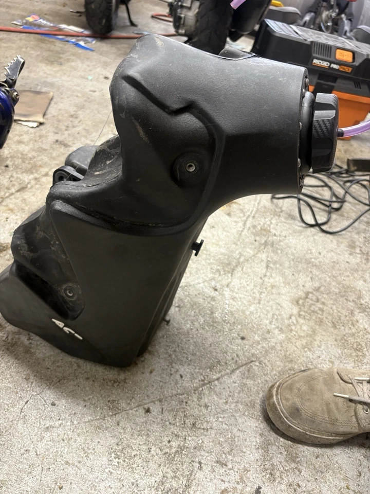 Acerbis - 2211560001 - 油箱,黑色 - 3.2 加仑 — 第 3/4 张图片