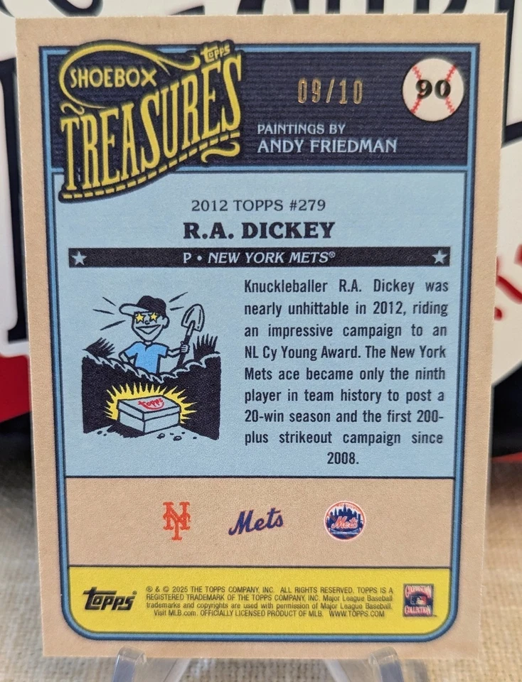 Caja de zapatos Topps x Andy Friedman Treasures R.A. Dickey 2025 stock vintage/10 Mets Foto 2 de 2